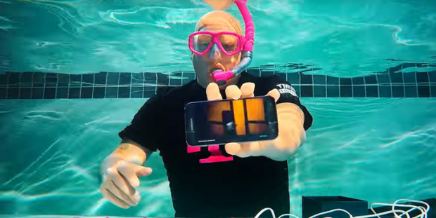 โชว์แกะกล่อง Samsung Galaxy S7 แบบใต้น้ำ เพื่อโชว์สรรพคุณกันน้ำขั้นเทพ