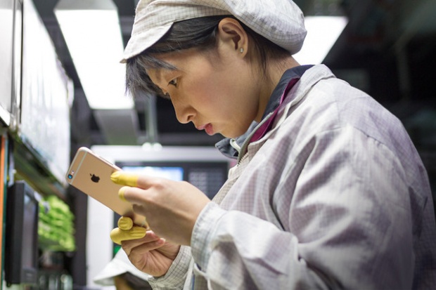 คนในโรงงานผลิต iPhone ถูกแทนที่ด้วยหุ่นยนต์ 6หมื่นราย