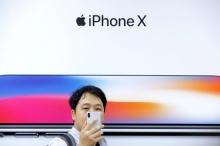เขย่าบัลลังก์ “แอปเปิล” iPhone X ไม่แรงเท่าที่คิด ?
