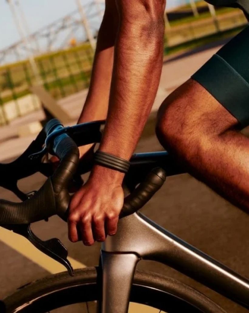 Whoop สะเทือน! Google Fitbit Air จ่อเปลี่ยนเกมสายรัดสุขภาพ!
