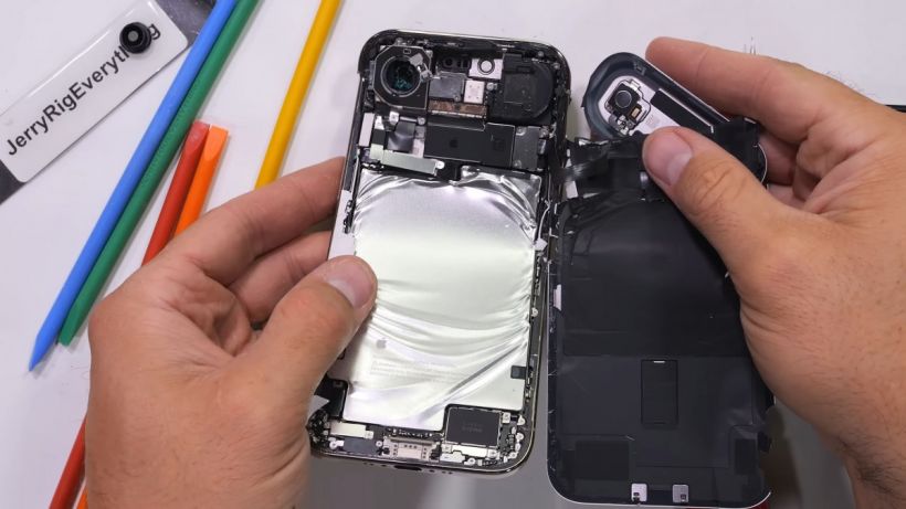 แกะข้างใน! iPhone Air ตัวที่โดนงัด! เจอดีไซน์ลับที่ซ่อนอยู่!