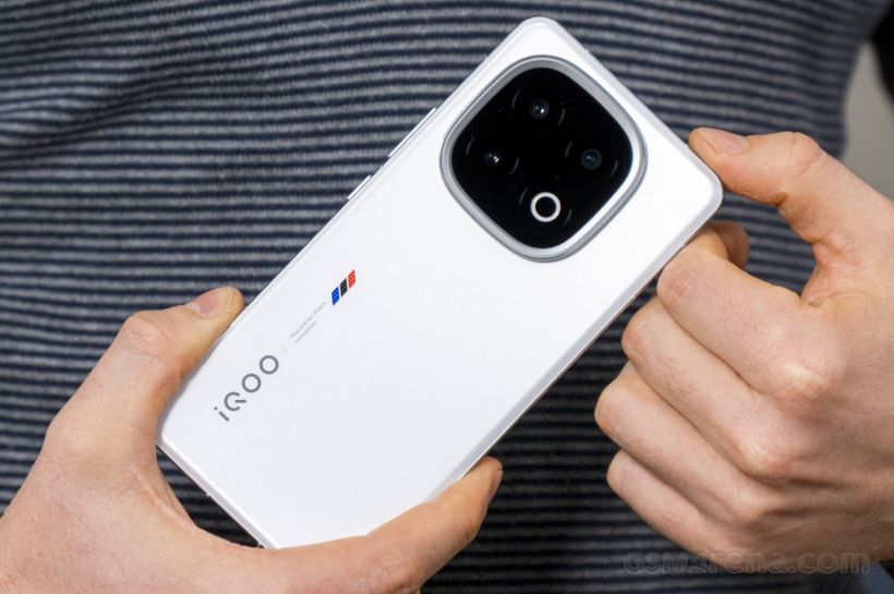 iQOO 15 จัดเต็ม! กล้องซูมไกล สแกนนิ้วจอ ชาร์จโหด ลุ้นใส่ชาร์จไร้สาย